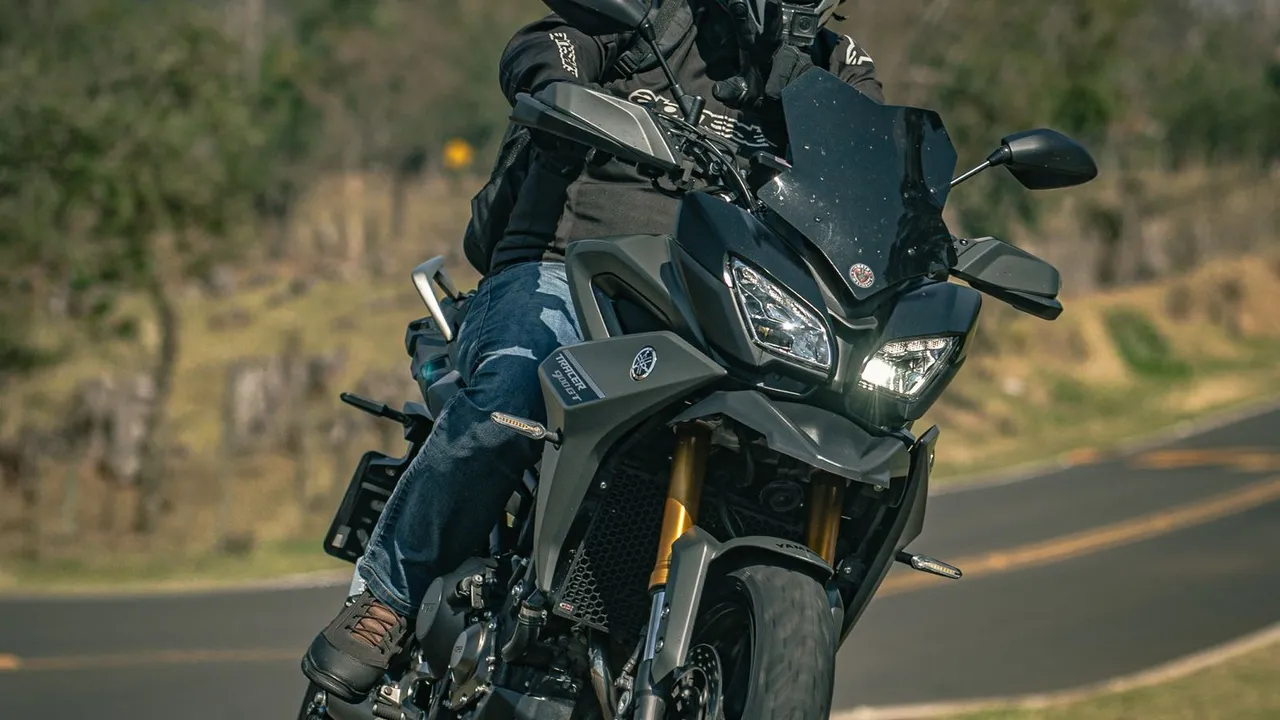 Yamaha Tracer 700, trail-routier demi-caréné vu de trois quarts sur une route